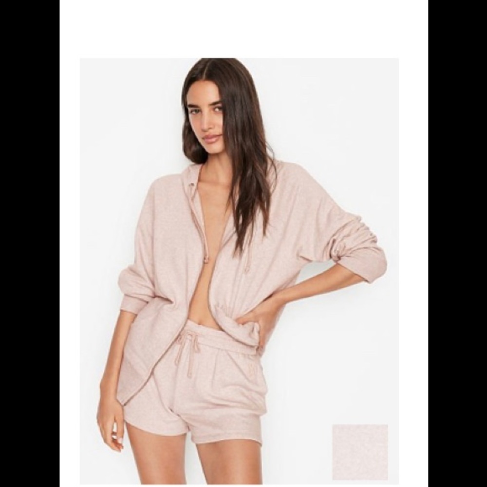 Victoria’s Secret Stretch fleece track short Soze Medium. Color Heather oatmeal